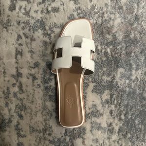 WHITE HERMES SANDALS. COMES WITH DUST BAG. I NEGOTIATE